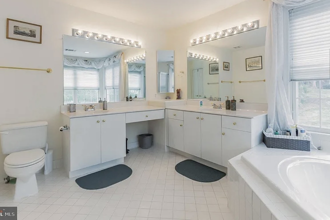 Master bathroom - Beautiful townhome in Pikesville