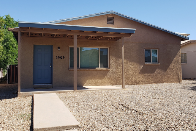 Parking for 5 cars - 5 bed 3 bath near UofA House