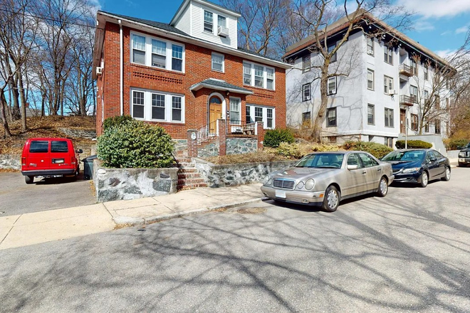 Outside street view - 3 bed 2 bath All Girls Apartment close to green line