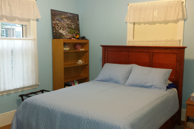 Queen size bed. sunny room. - Sunny room. 5-minute walk to campus, all utilities plus internet included, House