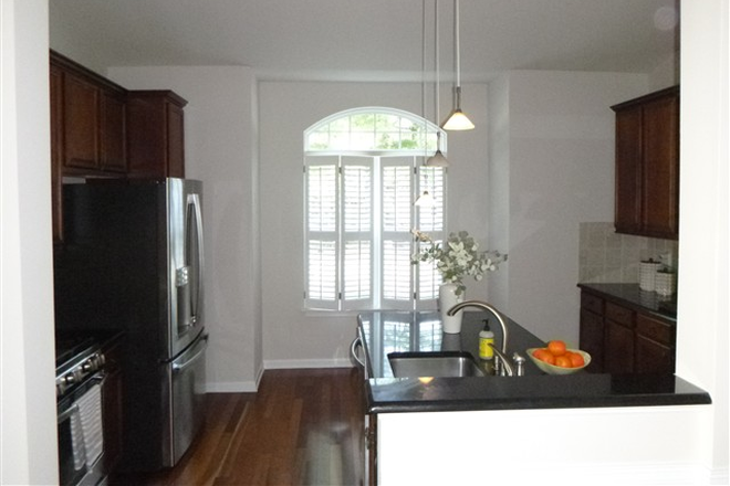 Kitchen - Southpoint Terrace Townhomes, near RTP, Duke and UNC