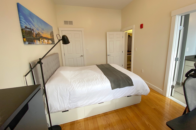 Bedroom - FURNISHED BEDROOM WITH PRIVATE EN-SUITE BATH IN LUXURY PENTHOUSE AT HARVARD YARD | NO BROKER FEE