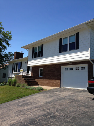 Front of House - Available for a group of 3! Beautiful 3 bedroom home in Sand Hill Cove!