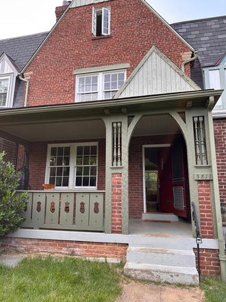 Front of House - 6BR/3BA Summer Sublet June & July! Townhome