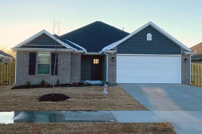Exterior - 3bd/2bth Newer Build in Growing Farmington Neighborhood - close to the U of A