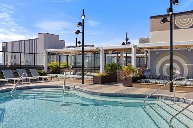 Rooftop pool - Hub Cincinnati apartments