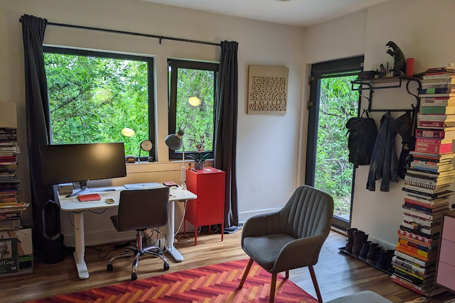 Sitting area - Modern Furnished Sunny Studio, walk to North and Medical Campus, free utilities