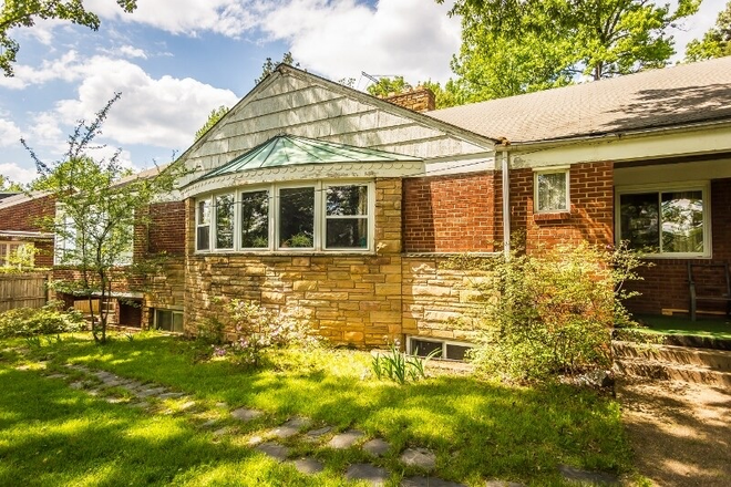 Outside Front View Facing Campus Across the Street - Super Comfortable House * Walk to campus * 3 rooms available