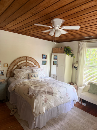 bedroom - Subleasing Spring 2027 1 single bedroom —— 3 other rooms available at same time!!