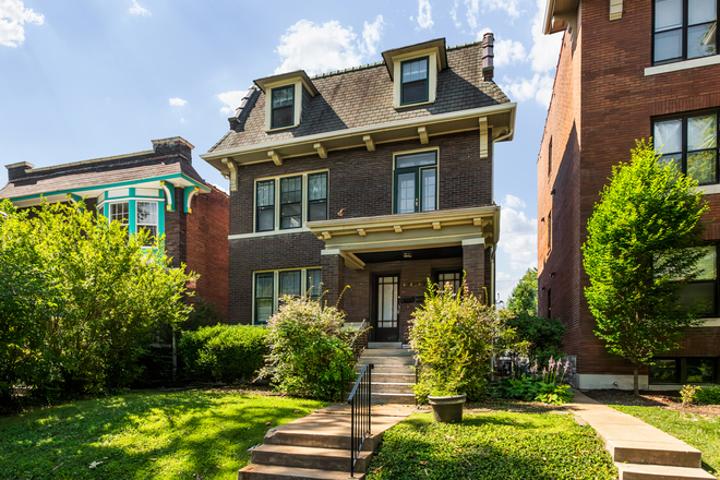 Front of building - 6026 Pershing - 2 Bedroom - close to campus