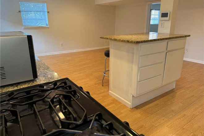 - 1 Bdrm with office or 2nd bedroom, street level, w/pool,stainless appliances,granite countertops