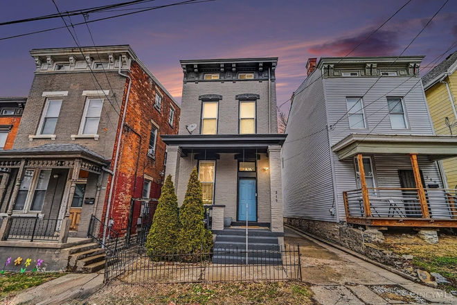 Front, 218 Fosdick - 4bed 3bath Charmer!