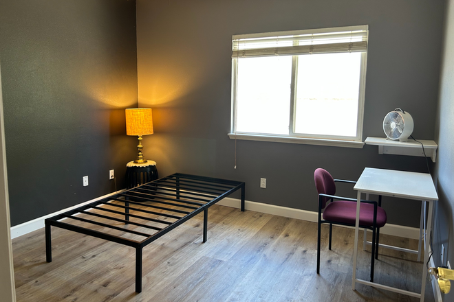 Bedroom A - Quiet upper scale neighborhood in Corona House