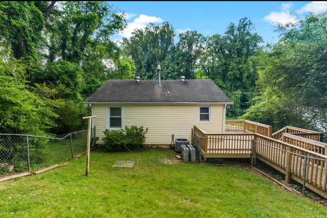 Backyard - 3bd/2bath - Close to Campus House