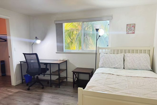 private bedroom1 - Private bedroom/Shared bath/UCI female students/full furnished/Bus 79 in 18 mins to UCI/Amazing