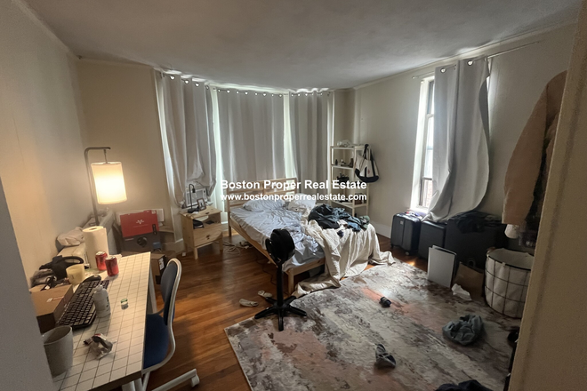 a - 3 bedrooms right in Back Bay by Mass Ave and Kenmore