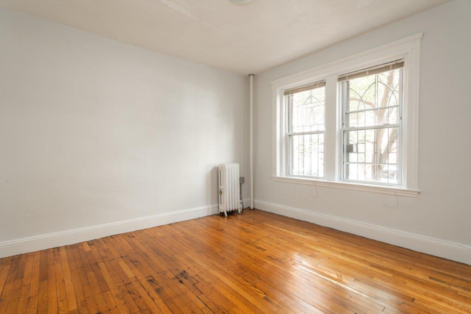Living - Studio 1 Bath NO BROKERS FEE!!!!! (Mission Hill) Apartments