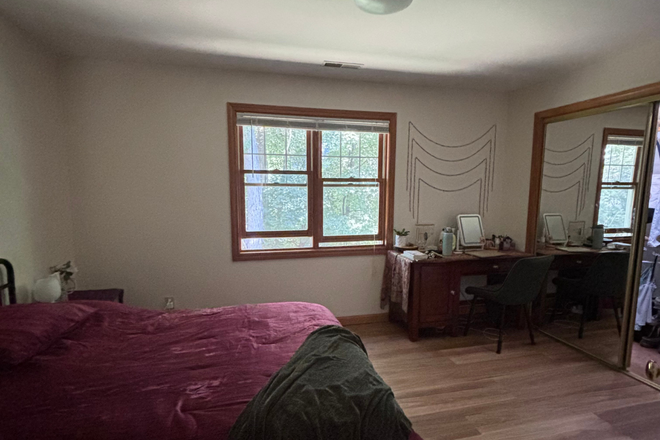 Bedroom (+ walk-in closet) - Furnished room close to campus! 3-bedroom townhouse