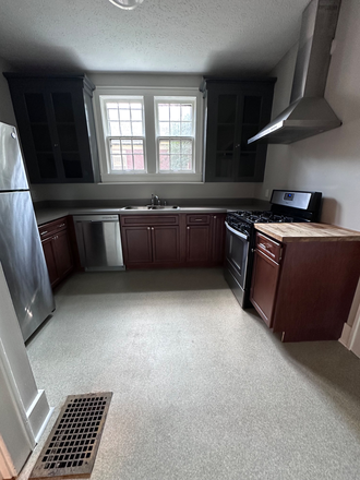 Updated kitchen - Bellarmine Off-Campus 2 Bedroom Apt.