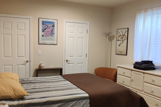 Bedroom with queen bed, walk-in closet - Student rental: Dayton Triangle Denver - 2027 Special rate available
