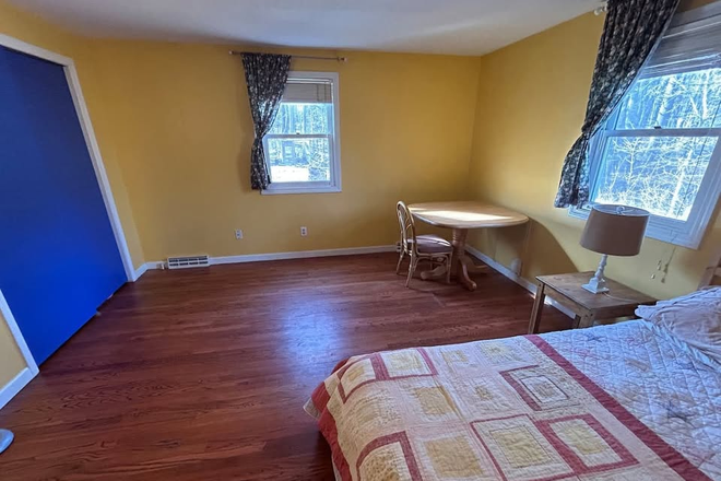 Bedroom - Large 1 bed/1 bath mostly-private apartment
