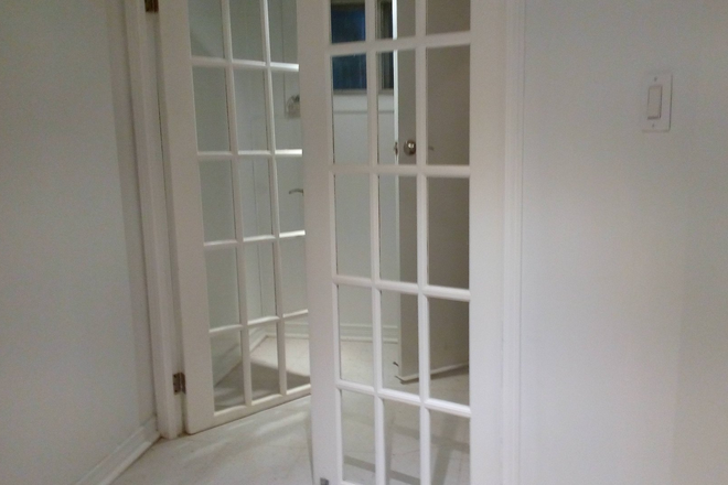 Apartment entry way - 1 bdrm basement apt located within 5 mins walk of St George campus, Line 1 & 2 subway lines.