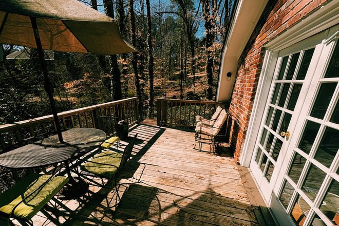 Deck - Cozy Separate Entrance Studio Garage Apartment