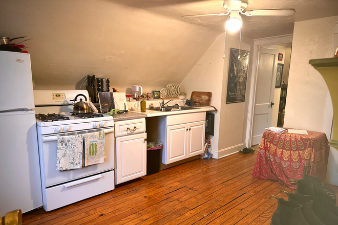 Kitchen - Rare One Bedroom Third Floor with Full Kitchen