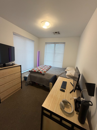Bedroom - South Campus Commons 7 Apartment