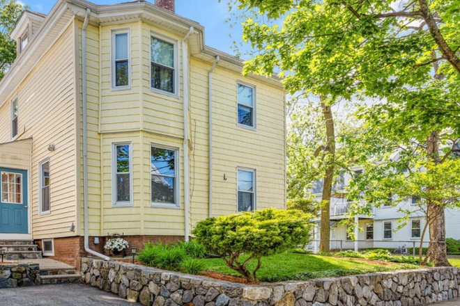 Front of the House - Fully Furnished South-Facing Bedroom with a View starting Jan 1, 2026 for a Semester or Full Year