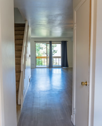 Entry way (no furniture edition) - Cute 2 Bed Spring Sublet 2027 Apartments