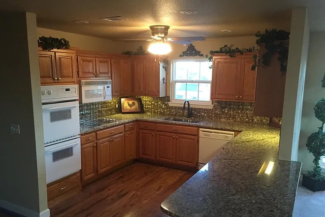 Kitchen - Luxurious Country Home in North Stillwater on 1 acre - only 6 miles from campus!!
