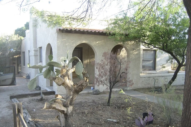 Main house - U of A 5bed/2bath main house .2 miles walking distance