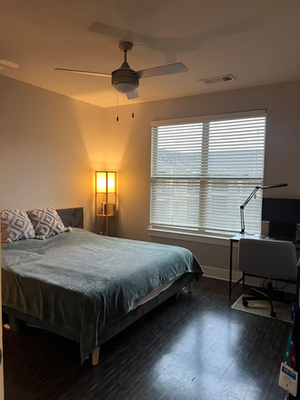 11King-size bed - Centra at North Druid Hills