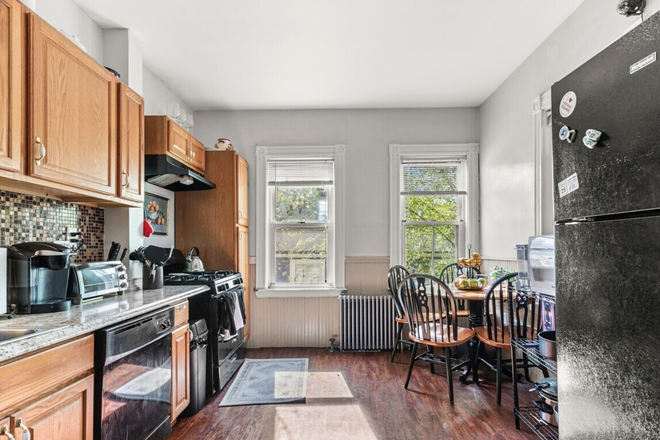 kitchen - **NO BROKERS FEE!!** Spacious 5 Bed / 1.5 Bath avail. 9/1/26!!