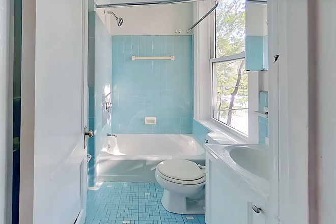 Private bathroom - Pleasant Apartment Close to BC