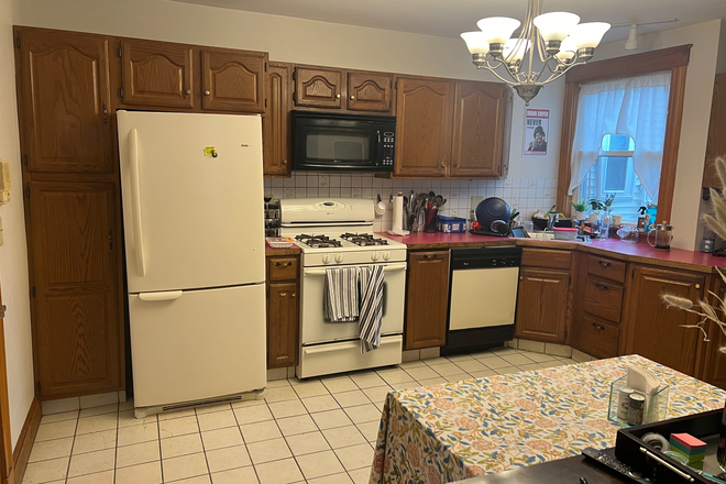 Call NOW for showings! 617-236-8600 - BERKSHIRE ST - GREAT VALUE NEAR KENDALL & INMAN SQUARES! OPEN 2BR/1BA AVAIL *9/1/2026* W/ DW, EIK! Apartments