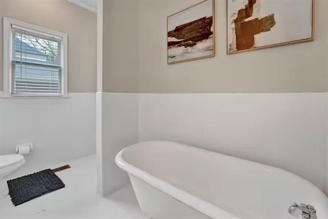 Shared bathroom (1st floor) - Carr Ave House
