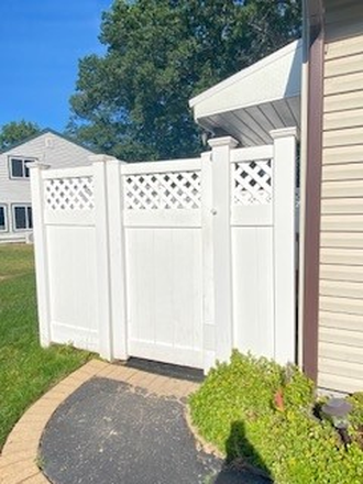 outside entrance - 1 Bedroom and office/guest room - 11 miles to campus
