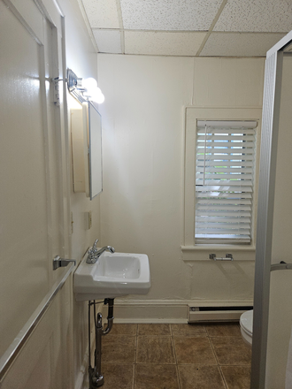bathroom - 1 bedroom, 1 bath, 1st floor