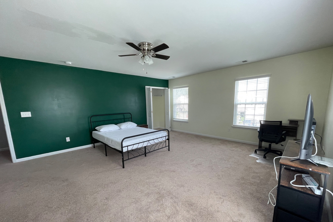 Bedroom - Quiet Private Room in Residential Housing