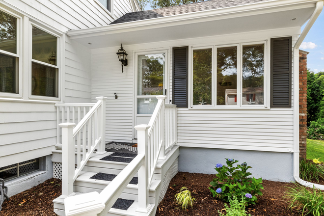 Exterior Front - ACCEPTING APPLICATIONS FOR THE 2027-2028 ACADEMIC YEAR! Updated Cape close to campus House