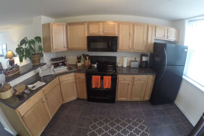 Kitchen - 2-Bedroom Bi-Level Apartment w/ Central Air/Heat