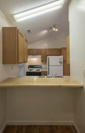 Kitchen - Poplar Point Apartment