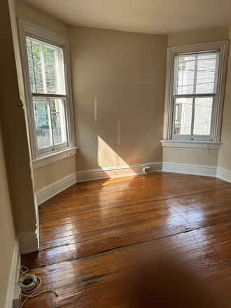 Hardwood Floors - AUGUST 1st - 3 BDRM on VCU Campus Apartments