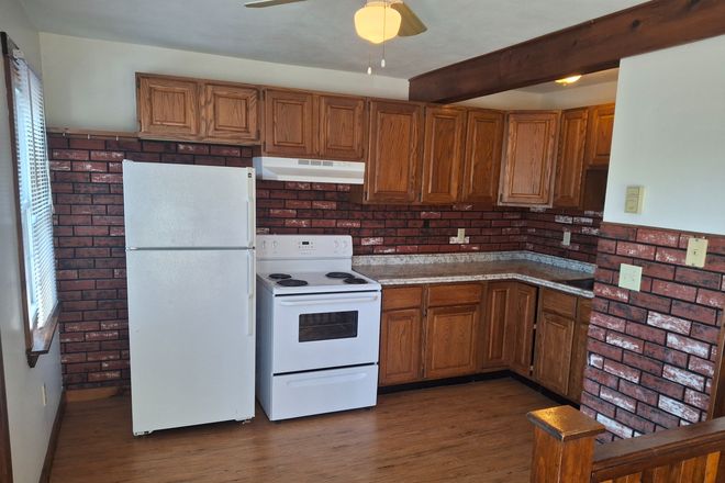 Kitchen - Easy Uconn Commute! HEAT AND ELECTRICITY INCLUDED!