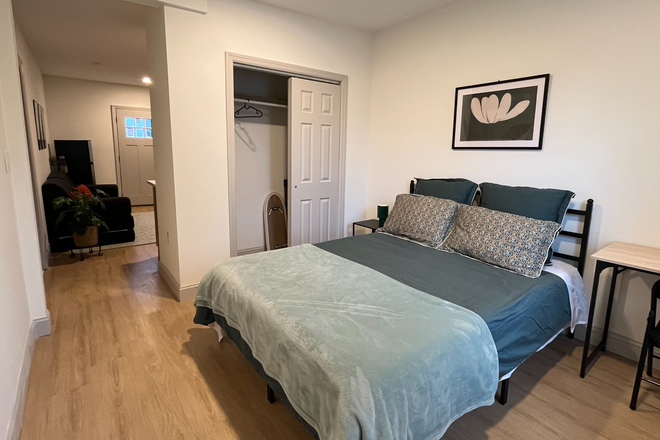 Furnished with a queen bed - One Bedroom Apt Private Entrance 7 Mins Walking to PU