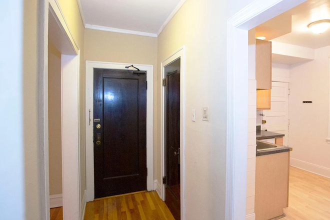 Entrance - Evanston Vintage Properties Apartments