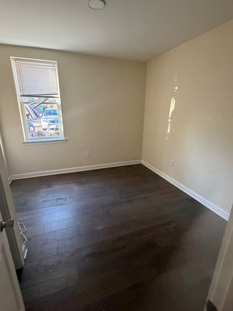Listed bedroom (1st floor) - Single bedroom in townhouse 10 mins from campus