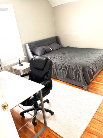 Bedroom1 - Bedroom for Rent - Free Wifi & Utilities. Close to Campus. House